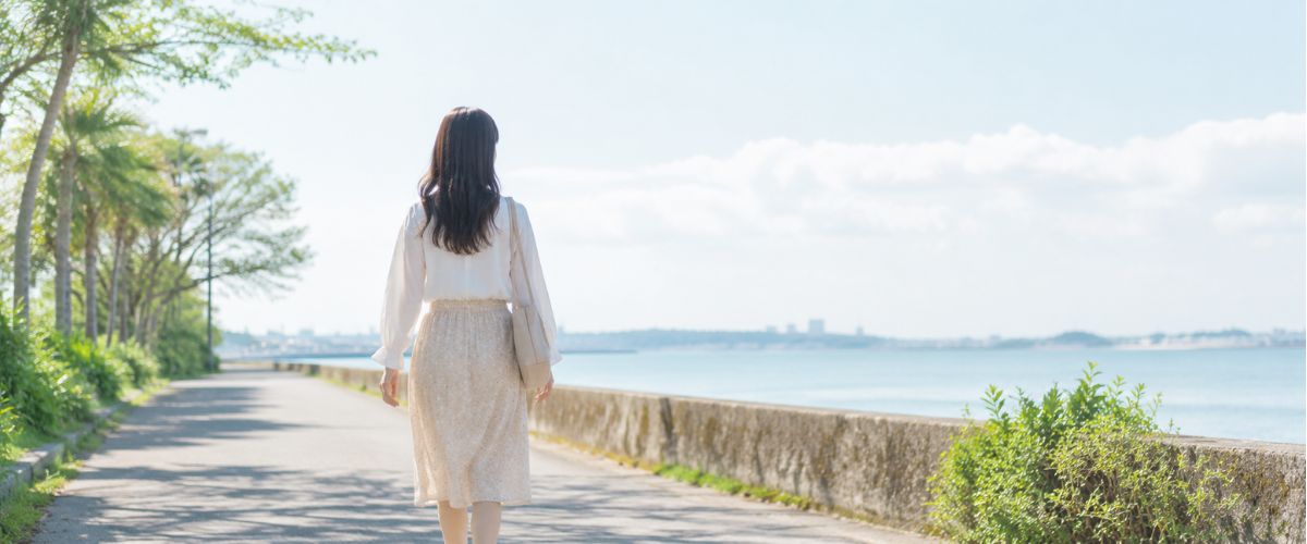 朝の光の中を前を向いて歩き出す女性。不倫を続けるかどうか自分で選ぶことを表すイメージ