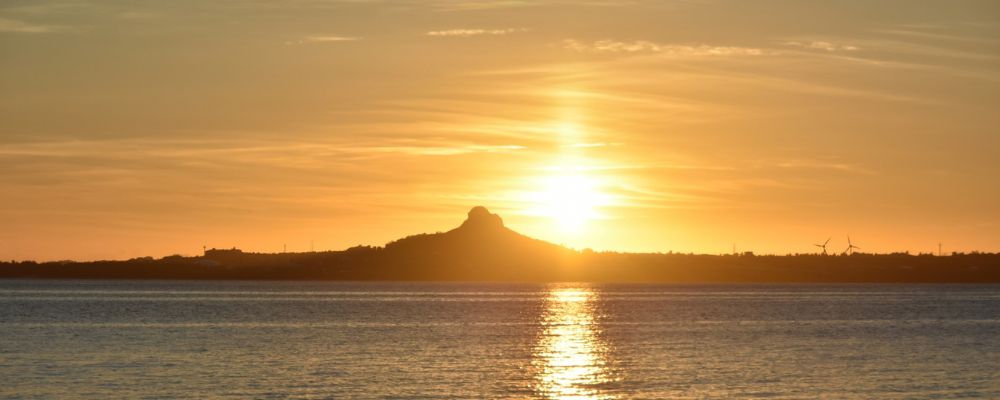 沖縄の海と夕焼け空｜人生どん底から立ち直った先の景色