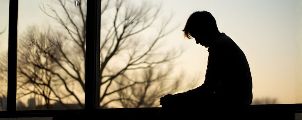 人生どん底に苦しみ未来が見えない男性のイメージ