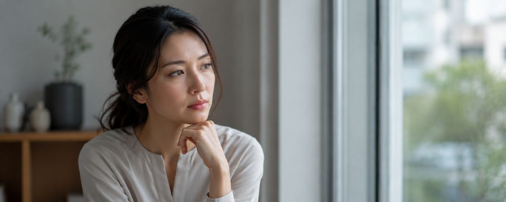 占いの結果に流されやすく考え込む女性