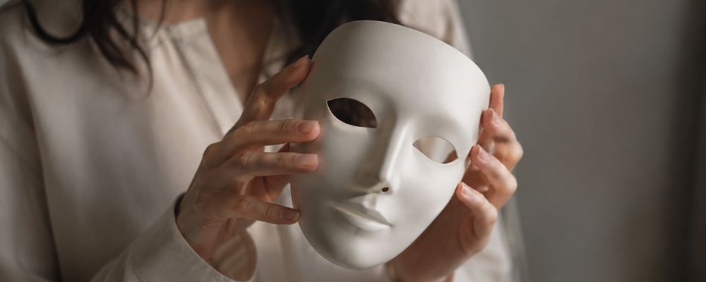 当たる占いのからくりを象徴する仮面のイメージ