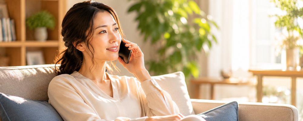 自宅でリラックスして電話占いを受ける女性